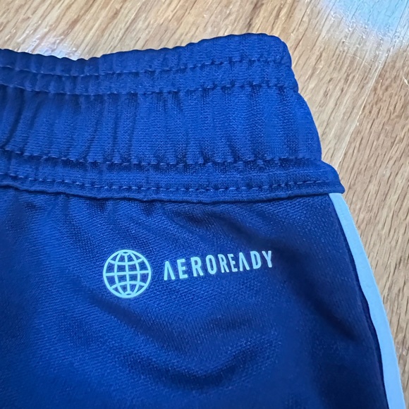 NWT Adidas Track Pants Zipped bottoms and Zippered Pockets Small - Picture 5 of 5